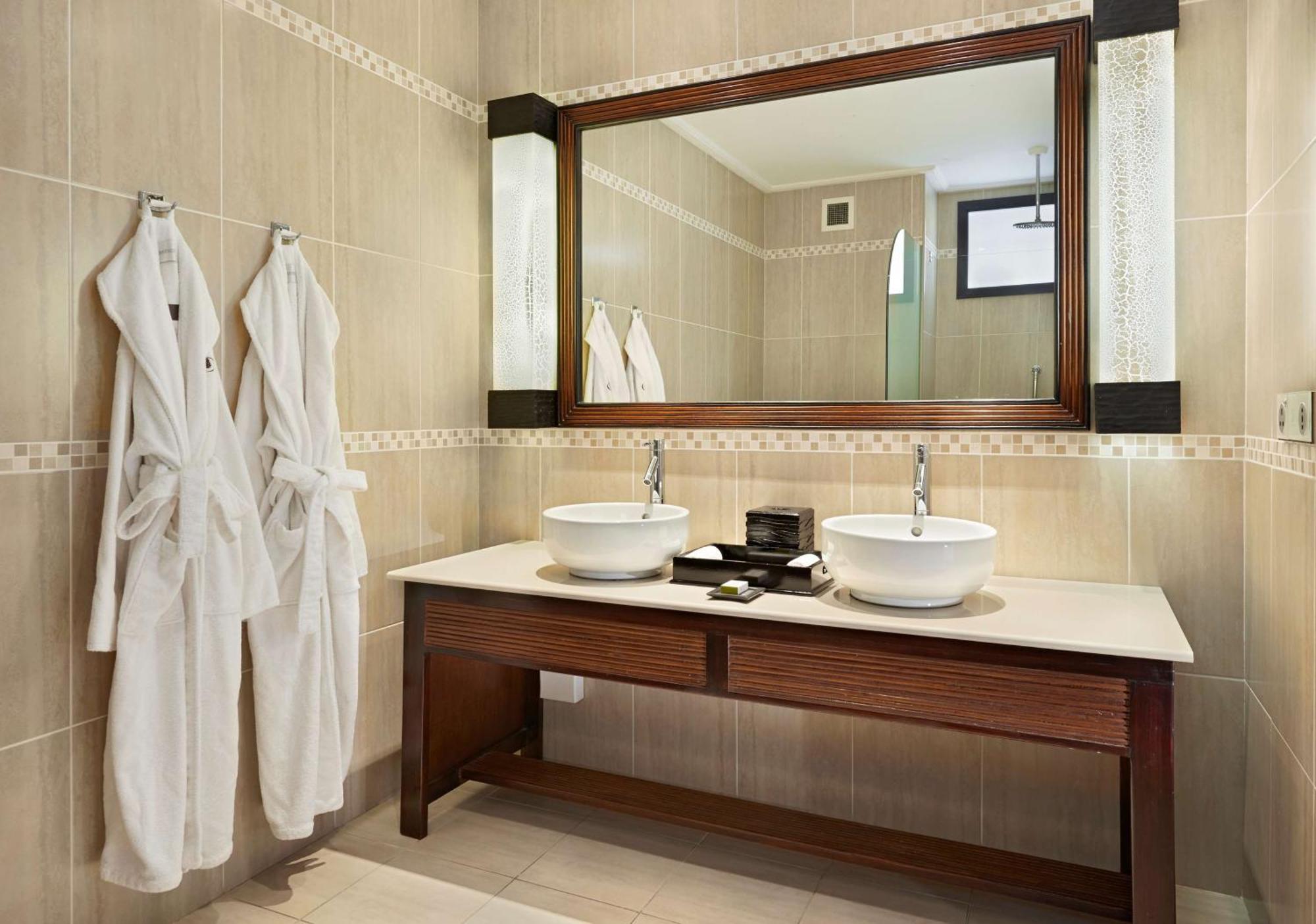 Doubletree By Hilton Seychelles Allamanda Resort & Spa Takamaka Екстер'єр фото