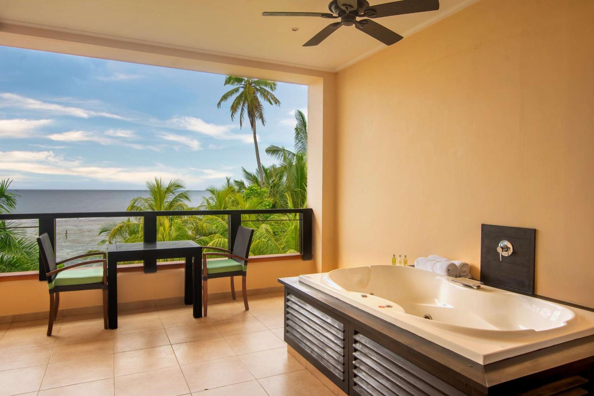 Doubletree By Hilton Seychelles Allamanda Resort & Spa Takamaka Екстер'єр фото