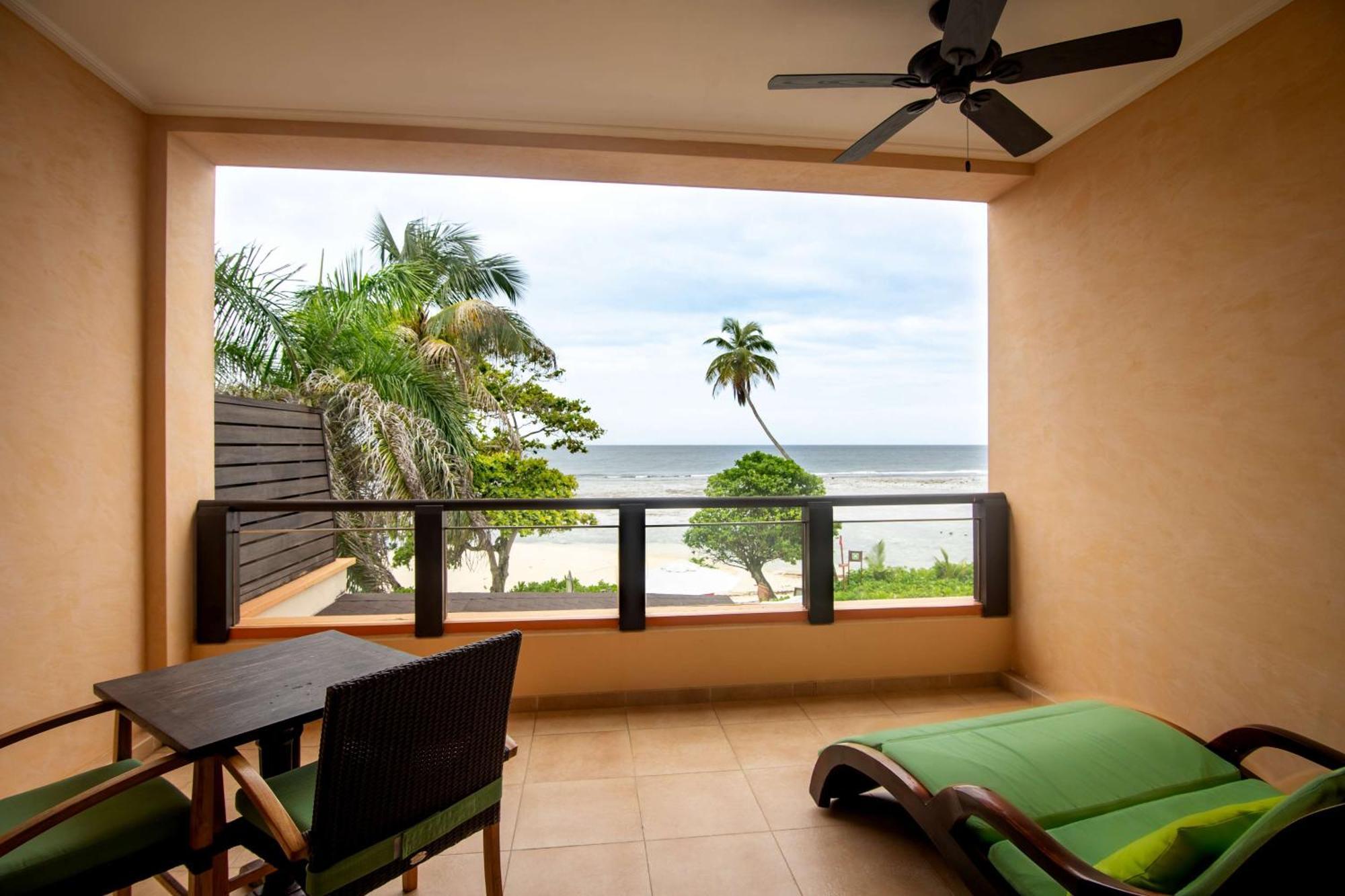 Doubletree By Hilton Seychelles Allamanda Resort & Spa Takamaka Екстер'єр фото